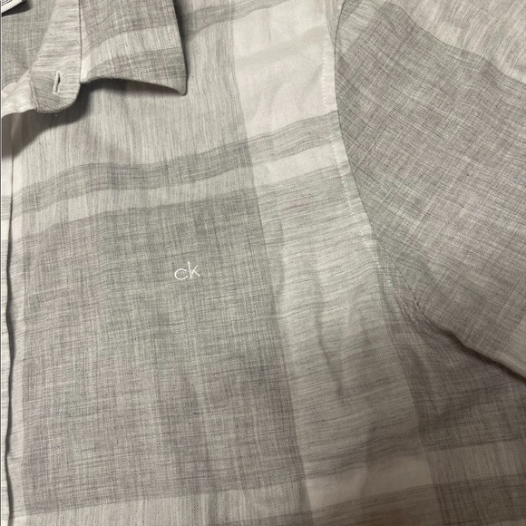 Calvin Klein button down shirt.      B2 - Picture 7 of 8